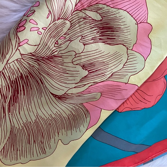 Hermes Scarf Etude Pour Un Iris Arc En Ciel 90 cm is in  Hermès Stole Etude Pour Un Iris-Arc En Ciel silk scarf.